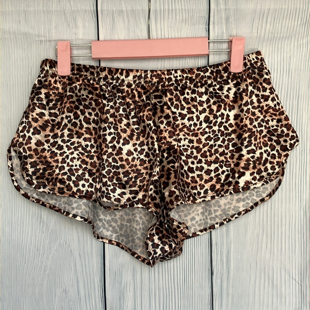 Like New!! Leopard Print Women's Sleepwear Set - Picture 5 of 7